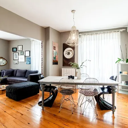 Apartment Modern With Stylish Interior In Beyoglu